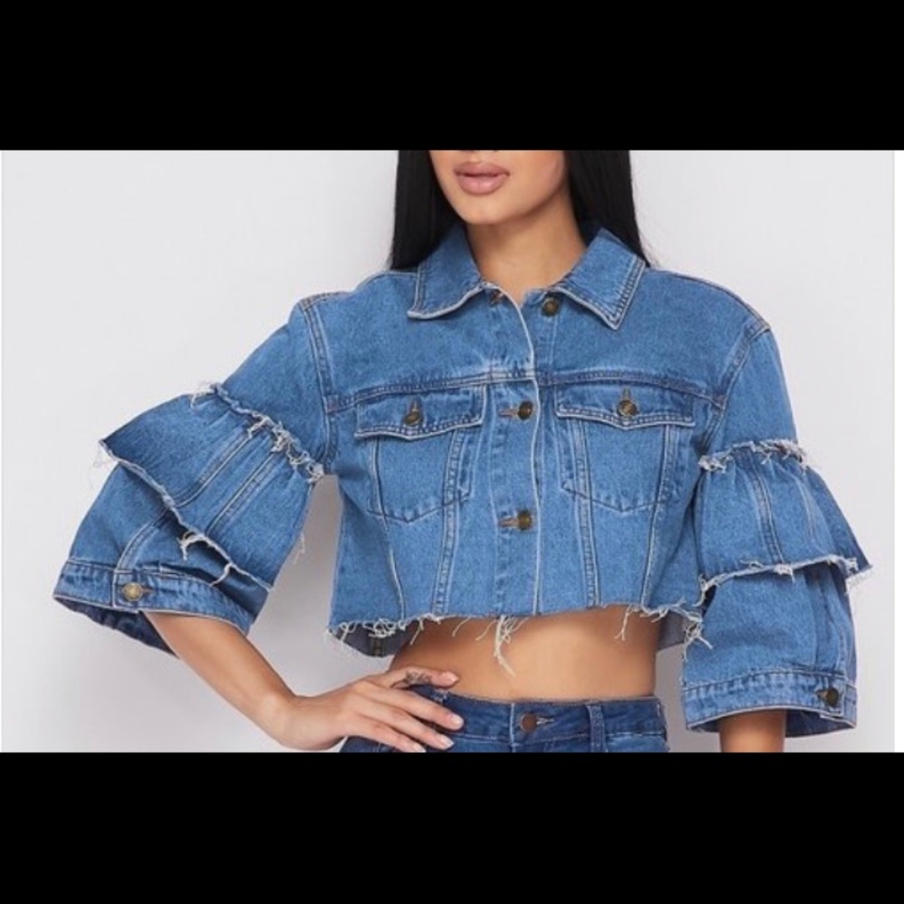 Ruffle Sleeved
Crop Jacket
Front Pockets